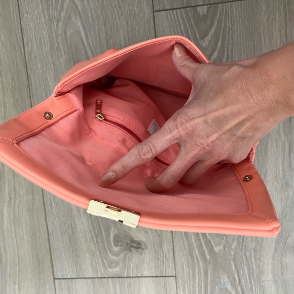 Adorable clutch that comes with shoulder strap. - Picture 2 of 3